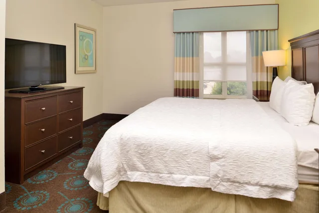 جناح بسرير كينج مع أريكة بمطبخ، Hampton Inn & Suites Newport News (Oyster Point) 3/4