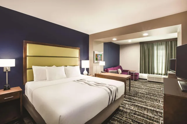 استوديو ديلوكس بسرير كينج، La Quinta Inn & Suites by Wyndham Baton Rouge - Port Allen 1/2