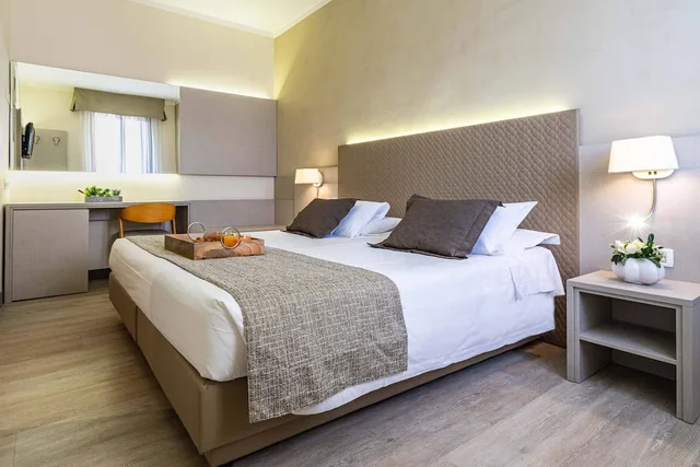 غرفة قياسية رباعية بسريرين منفصلين مع سرير سحّاب إضافي مع أريكة، Park Hotel Ai Pini 1/6
