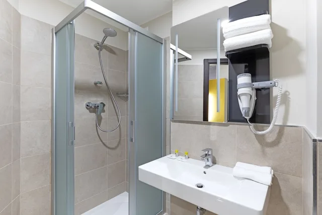 غرفة قياسية ثلاثية بسرير كوين وسرير فردي، B B Hotel Roma Pietralata 9/10