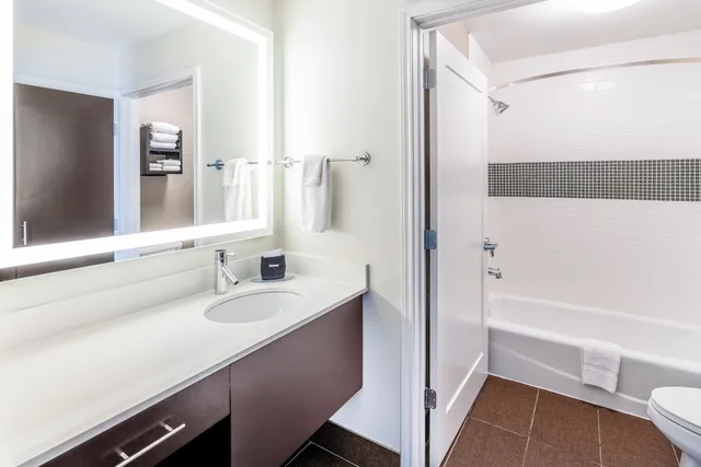 جناح بسرير كينج بغرفة نوم واحدة بمطبخ، Staybridge Suites Co Springs Air Force Academy 4/8