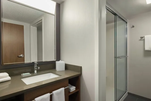 غرفة بسرير كينج، Courtyard By Marriott Kokomo 6/10