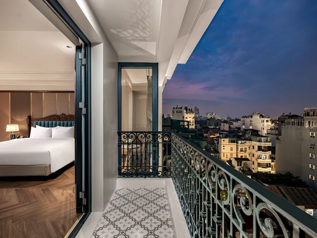 جناح سيغنتشر بسرير كينج بإطلالة على المدينة بشرفة، L'Signature Hotel & Spa 4/6