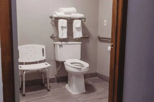 غرفة بسرير كوين لذوي الإعاقة، AmericInn by Wyndham Appleton Downtown 9/10