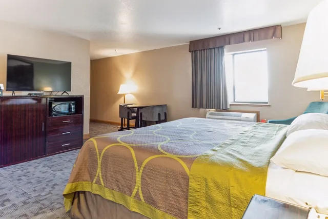 Suite, King Bed, Jetted Tub, Super 8 by Wyndham Uniontown PA 10/10