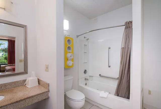 غرفة قياسية بسرير كينج للمدخنين، Motel6 Seaford, DE 8/9