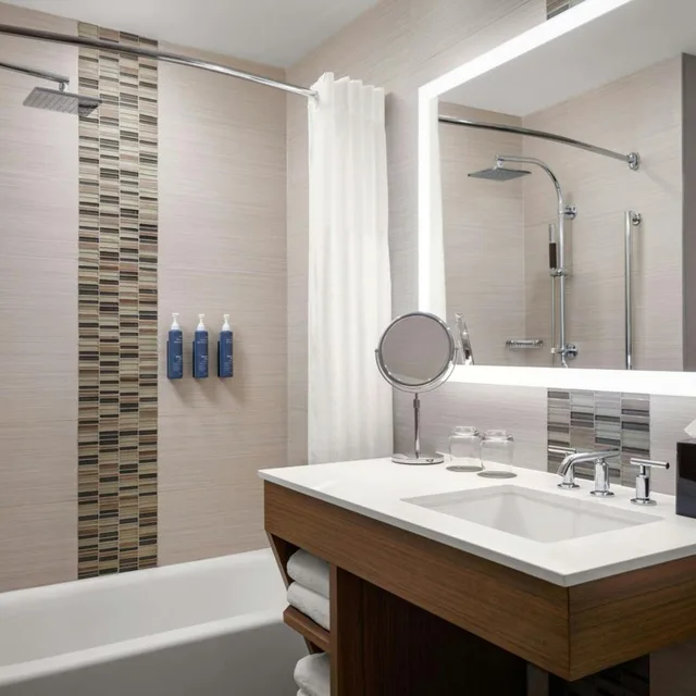غرفة تقليدية بسرير كينج وسريرين كوين، The Westin Calgary Airport 5/10