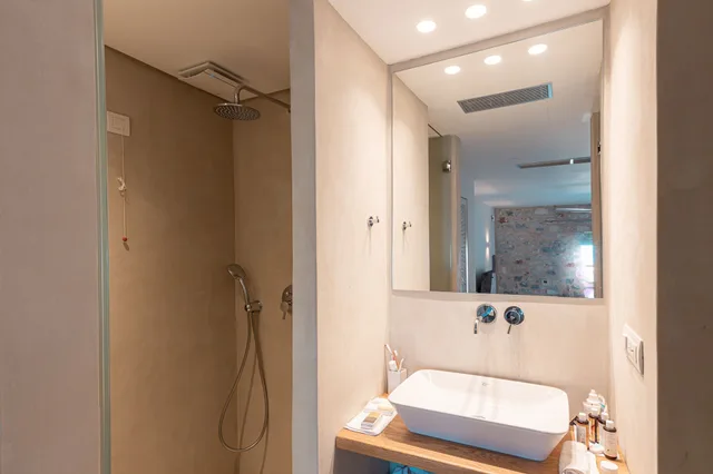 غرفة قياسية بسرير كوين بإطلالة جزئية على البحر، Aria Estate Suites And Spa 3/4