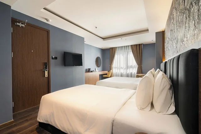 غرفة بريميير ثلاثية بسرير كوين وسرير فردي بإطلالة على المدينة بحوض استحمام، Nicecy Hotel Suites Spa 3/10