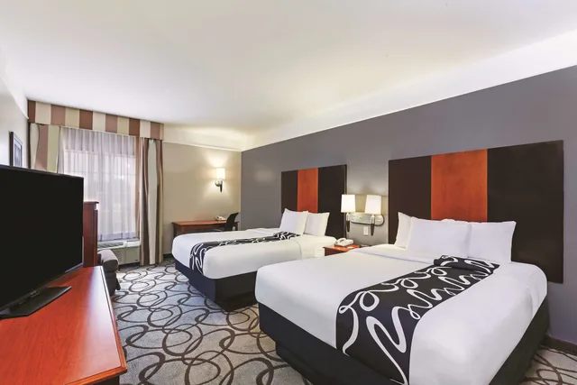 غرفة بسريرين مزدوجين، La Quinta Inn and Suites by Wyndham Granbury 4/6