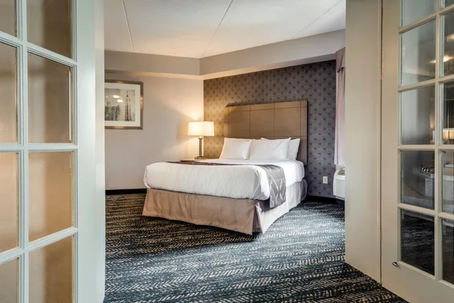 جناح ديلوكس بسرير كوين بمنطقة جلوس بحوض جاكوزي، Monte Carlo Inn Brampton Suites 5/8