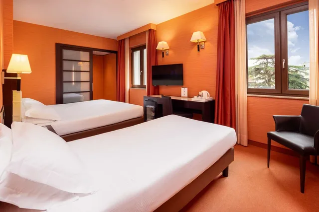 غرفة قياسية بسرير كينج وسرير فردي، Best Western Gorizia Palace Hotel 1/3