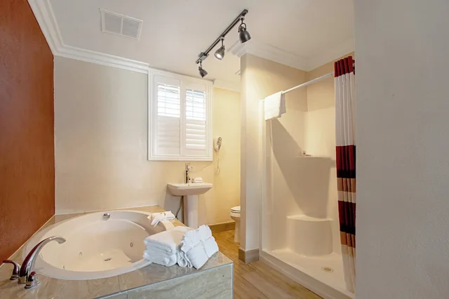 جناح كومفورت بسريرين كوين مع أريكة بمطبخ، Red Roof Inn & Suites Monterey 6/6
