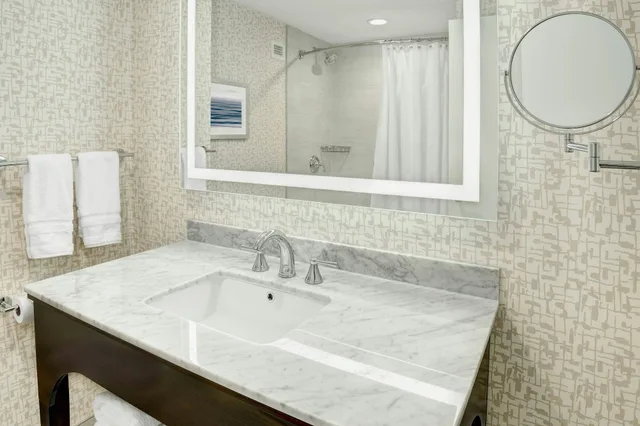 غرفة بسرير مزدوج، Sheraton Eatontown Hotel 3/5