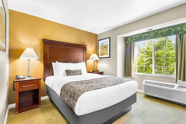 غرفة بسرير كوين، Best Western California City Inn & Suites 1/3