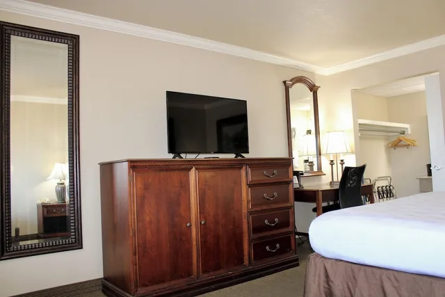 غرفة ديلوكس مفردة بسرير كينج للمدخنين، Baymont by Wyndham McAlester Hwy 69 3/3