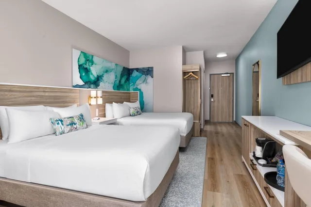 غرفة بسريرين كوين بحوض استحمام لذوي الإعاقة، Wyndham Garden Anna 1/5
