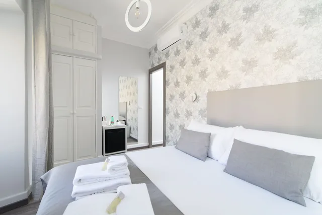 غرفة ثلاثية بسرير كوين وسرير فردي، White Caesar Guesthouse 2/8