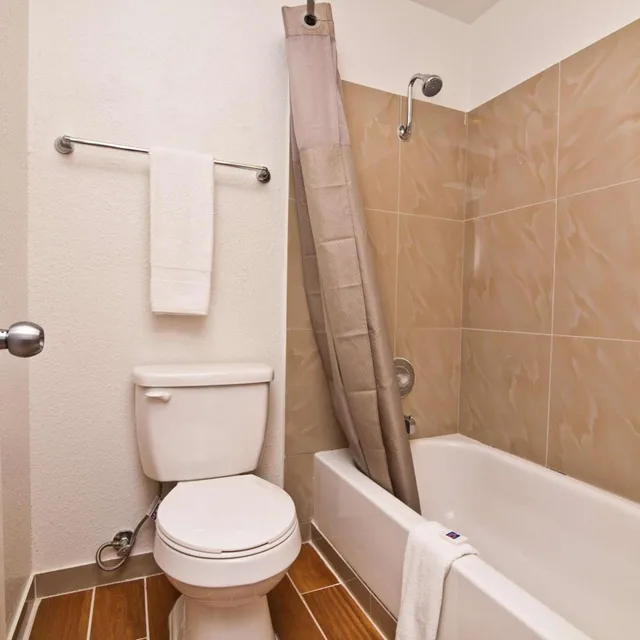 غرفة بسرير كينج لذوي الإعاقة، Motel6 Bremerton, WA 5/8