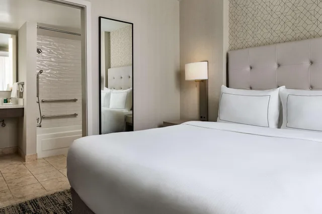 جناح بسرير كوين لذوي الإعاقة، Hilton Kansas City Country Club Plaza 1/2