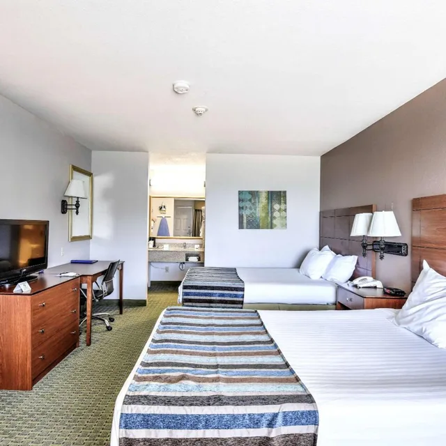 غرفة بسريرين كوين بحوض استحمام لذوي الإعاقة، SureStay Hotel by Best Western Ottawa 1/1