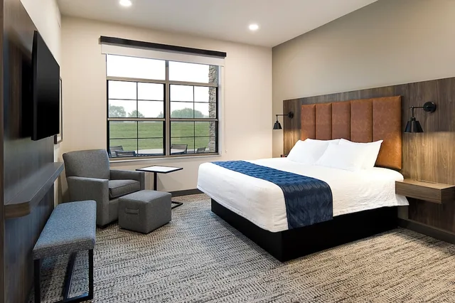 غرفة سوبيريور بسرير كينج، Clubhouse Hotel Suites Sioux Falls 1/3