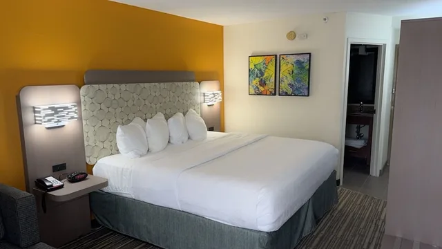 غرفة بسرير كينج لذوي الإعاقة، Spark by Hilton Syracuse Carrier Circle 4/8