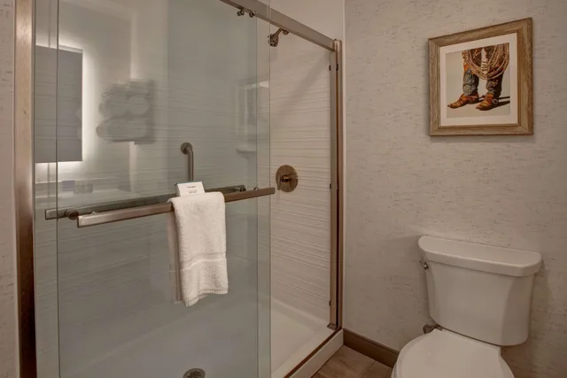 غرفة بسريرين منفصلين وسرير بطابقين وسرير كوين لذوي الإعاقة، Hampton Inn & Suites San Antonio Riverwalk 4/4