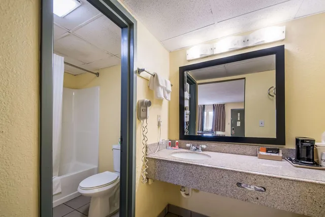 غرفة بسرير كينج، Econo Lodge Kearney - Liberty 4/4