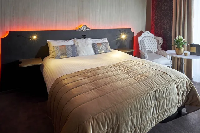 غرفة تنفيذية بسرير كوين، Chateau de Namur 4/10