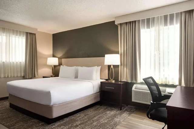 جناح عائلي بسرير كينج مع أريكة، Mai Hana Hotel and Suites International Drive 1/1