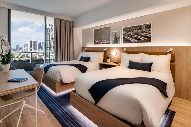 جناح بثلاثة أسرّة بإطلالة على المدينة بشرفة بغرفتي نوم، Gale Miami Hotel and Residences 1/1