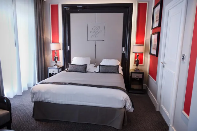 غرفة ديلوكس بسرير كينج وسرير كوين بإطلالة على المدينة، Park Hotel Grenoble - Handwritten Collection 3/6