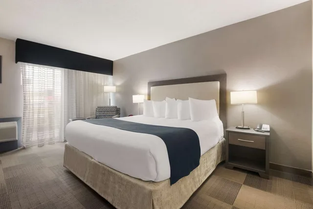 غرفة بسرير كينج، Best Western St Catharines Hotel Conference Centre 2/4