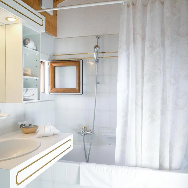 غرفة تنفيذية رباعية بإطلالة على الجبل بشرفة، Helvetia Intergolf Hotel And Aparthotel 6/6