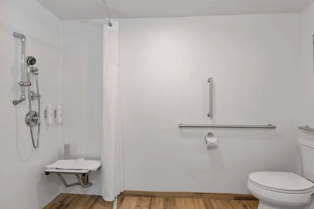 غرفة بسرير مزدوج بحوض استحمام لذوي الإعاقة، Hampton Inn Milford, CT 4/5