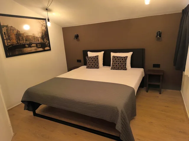غرفة بسريرين منفصلين بإطلالة على الحديقة، Quentin England Hotel 5/8