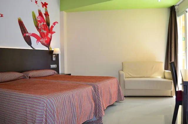غرفة كومفورت بسرير مزدوج بإطلالة جزئية على البحر مع أريكة، Porto Calpe 10/10