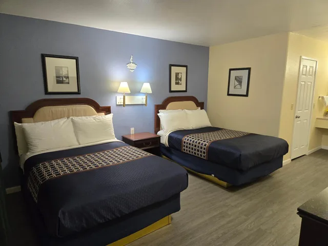 غرفة بسرير كينج وسريرين كوين، Rodeway Inn & Suites Blythe I-10, CA 7/10