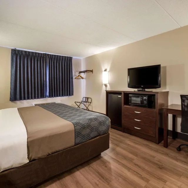 غرفة داخلية بسرير كينج، Econo Lodge Darien Lakes 6/6