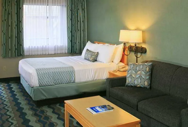 غرفة قياسية بسرير مزدوج، Accent Inn Kelowna 2/7
