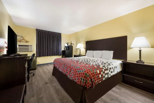 غرفة بسرير كينج للمدخنين، Econo Lodge Spotsylvania Town Center 4/5