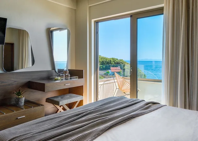 جناح ديلوكس بسرير كينج بإطلالة على البحر مع أريكة، Prima Vista Beachfront Boutique Hotel 2/4