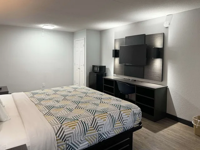 1 King Bed - Suite, Non-Smoking, Micfridge، Motel6 Huntsville, AL - University Dr 4/8
