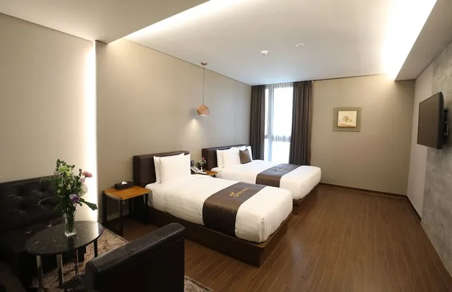 غرفة تنفيذية بسرير مزدوج وسرير فردي، REST HOTEL 2/4