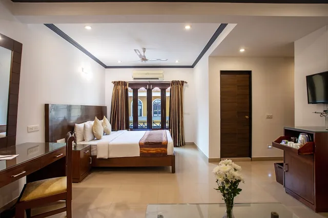 غرفة فاخرة بسرير كينج بإطلالة على الحديقة بشرفة، Goa Villagio Resort & Spa 4/5