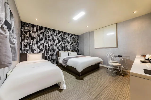 غرفة ديلوكس بسريرين منفصلين وسرير مزدوج وسرير فردي، Galleria Hotel 3/3