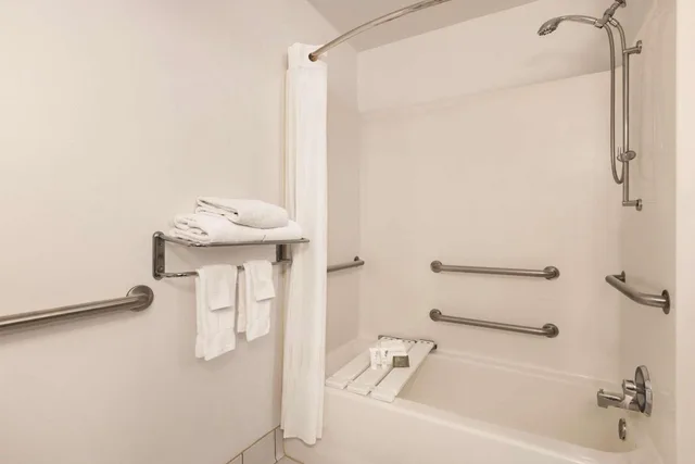 جناح بسرير كوين بغرفة نوم واحدة لذوي الإعاقة، Country Inn & Suites by Radisson, Conyers, GA 3/3