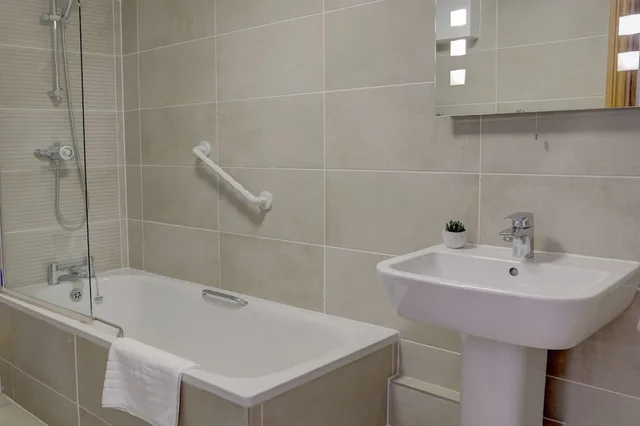 غرفة عائلية بسرير مزدوج وسريرين منفصلين بإطلالة على البحر، Best Western Princes Marine Hotel 3/5