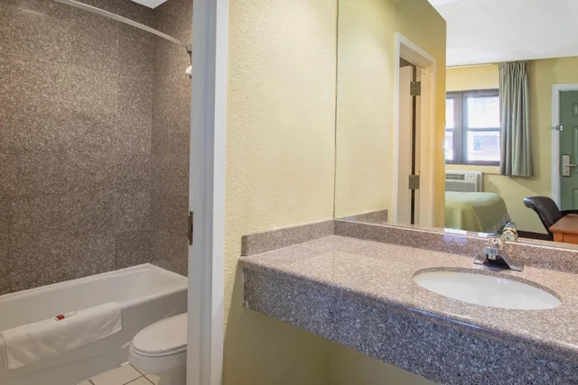 Room, Queen Bed, Bathtub, Accessible, Days Inn by Wyndham Elmsford / White Plains 4/6